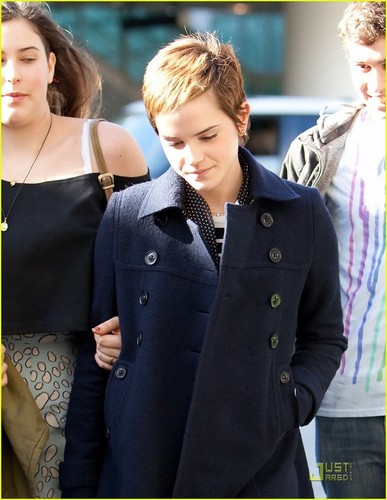  Emma Watson at Los Angeles International Airport on Friday (December 31)