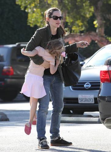  Jen & バイオレット out & about in L.A. 12/23/10