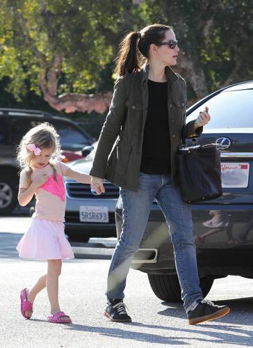  Jen & バイオレット out & about in L.A. 12/23/10