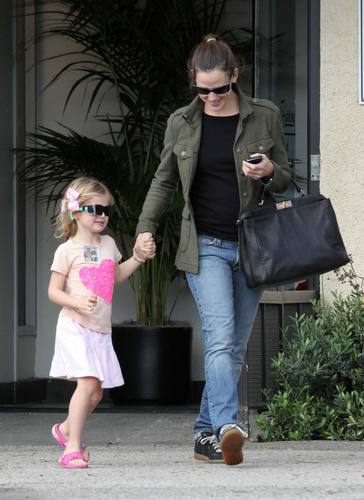 Jen & Violet out & about in L.A. 12/23/10