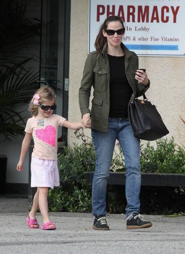  Jen & viola out & about in L.A. 12/23/10