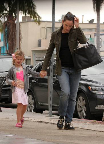 Jen & Violet out & about in L.A. 12/23/10
