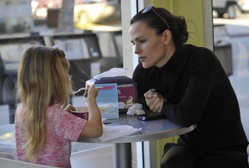  Jennifer Garner Munches on Menchies with بنفشی, وایلیٹ