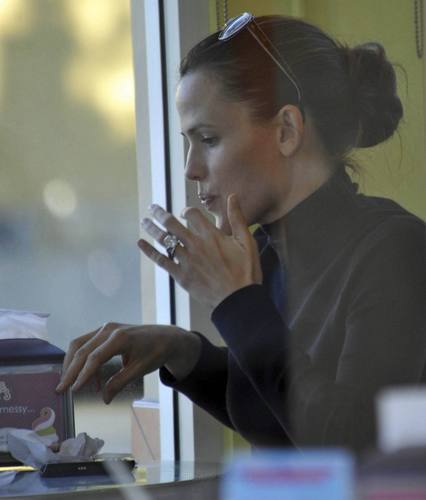  Jennifer Garner Munches on Menchies with بنفشی, وایلیٹ