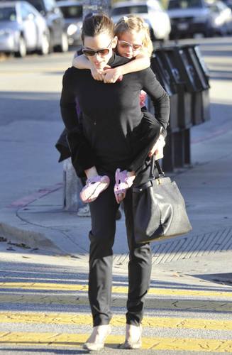  Jennifer Garner Munches on Menchies with màu tím