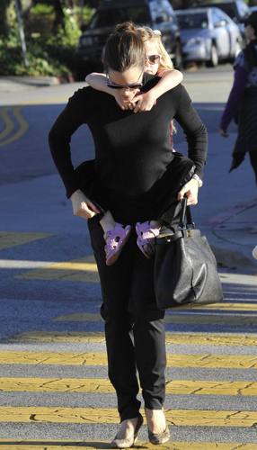  Jennifer Garner Munches on Menchies with बैंगनी, वायलेट