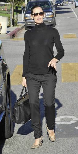  Jennifer Garner Munches on Menchies with बैंगनी, वायलेट