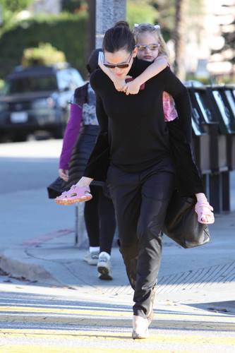  Jennifer Garner Munches on Menchies with фиолетовый