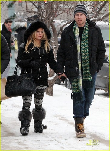  Jessica Simpson & Eric Johnson: Snowy Stroll in Aspen