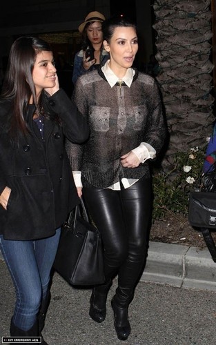  Kim goes shopping with a friend in Beverly Hills on Boxing dia 12/26/10