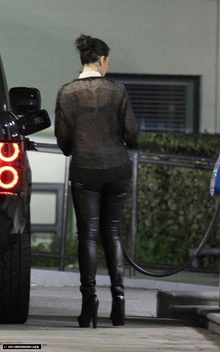  Kim goes shopping with a friend in Beverly Hills on Boxing دن 12/26/10
