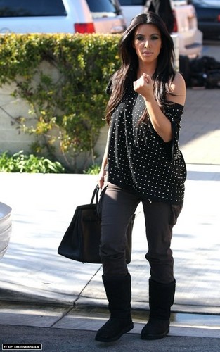  Kim is spotted por photographers in Culver City 12/28/10