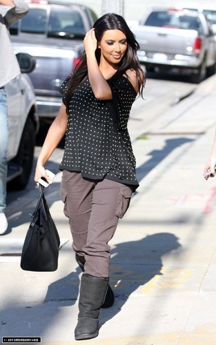  Kim is spotted kwa photographers in Culver City 12/28/10