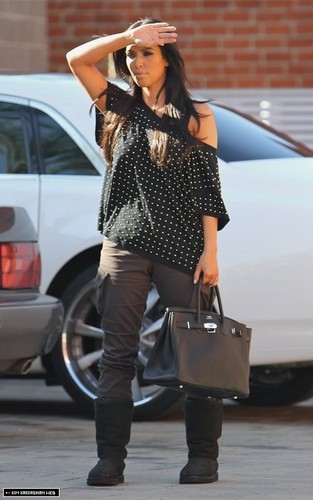  Kim is spotted por photographers in Culver City 12/28/10
