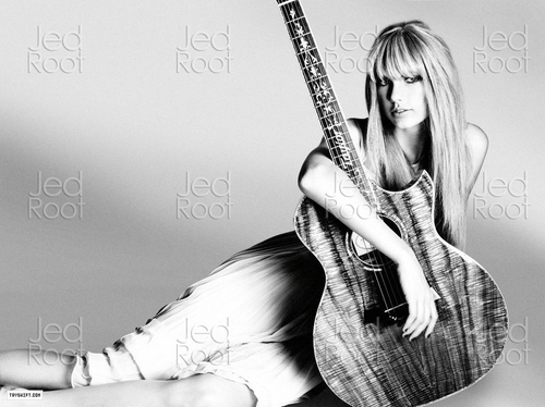  Taylor matulin - Photoshoot #104: Elle (2010)