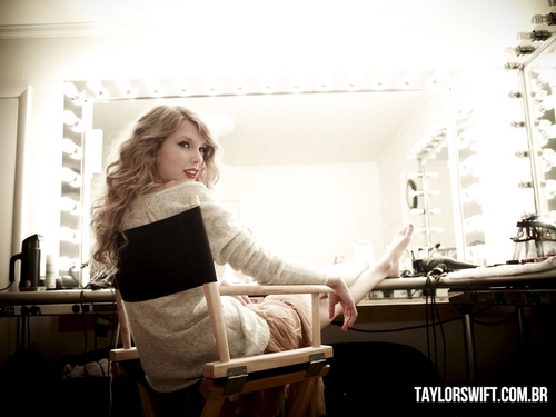  Taylor تیز رو, سوئفٹ - Photoshoot #115: Parade (2010)