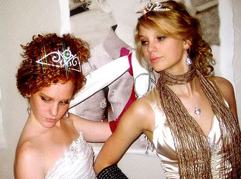  Taylor 迅速, スウィフト donates her prom dress