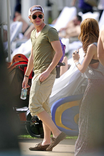  Tom & his girlfriend in South plage {December 31st 2010}
