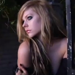  Avril's Happy घंटा *Cropped*