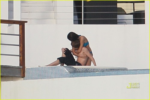  CAUGHT: Selena Gomez&Justin on a romantic vaca!!<3-The Caribbean