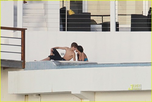  CAUGHT:Selena&Justin on a romantic vaca <3 -The Caribbean