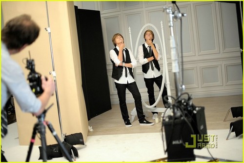  Cole and Dylan lookin hot in a молоко commercial!!<3