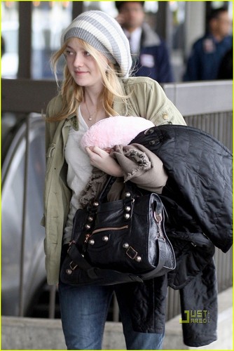  Dakota Fanning at LAX International Airport(January 2)