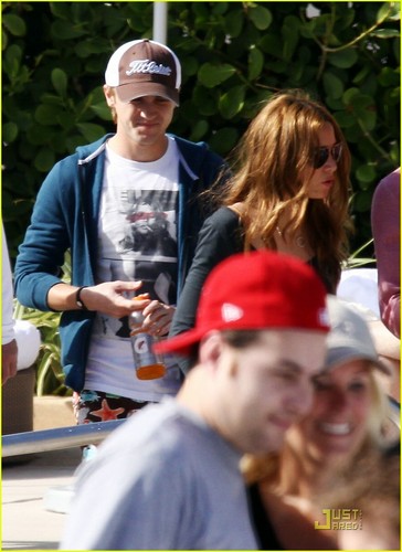  Tom Felton and Jade Olivia in South ビーチ