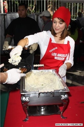  jennifer l’amour hewitt hosts christmas eve at the los angeles mission