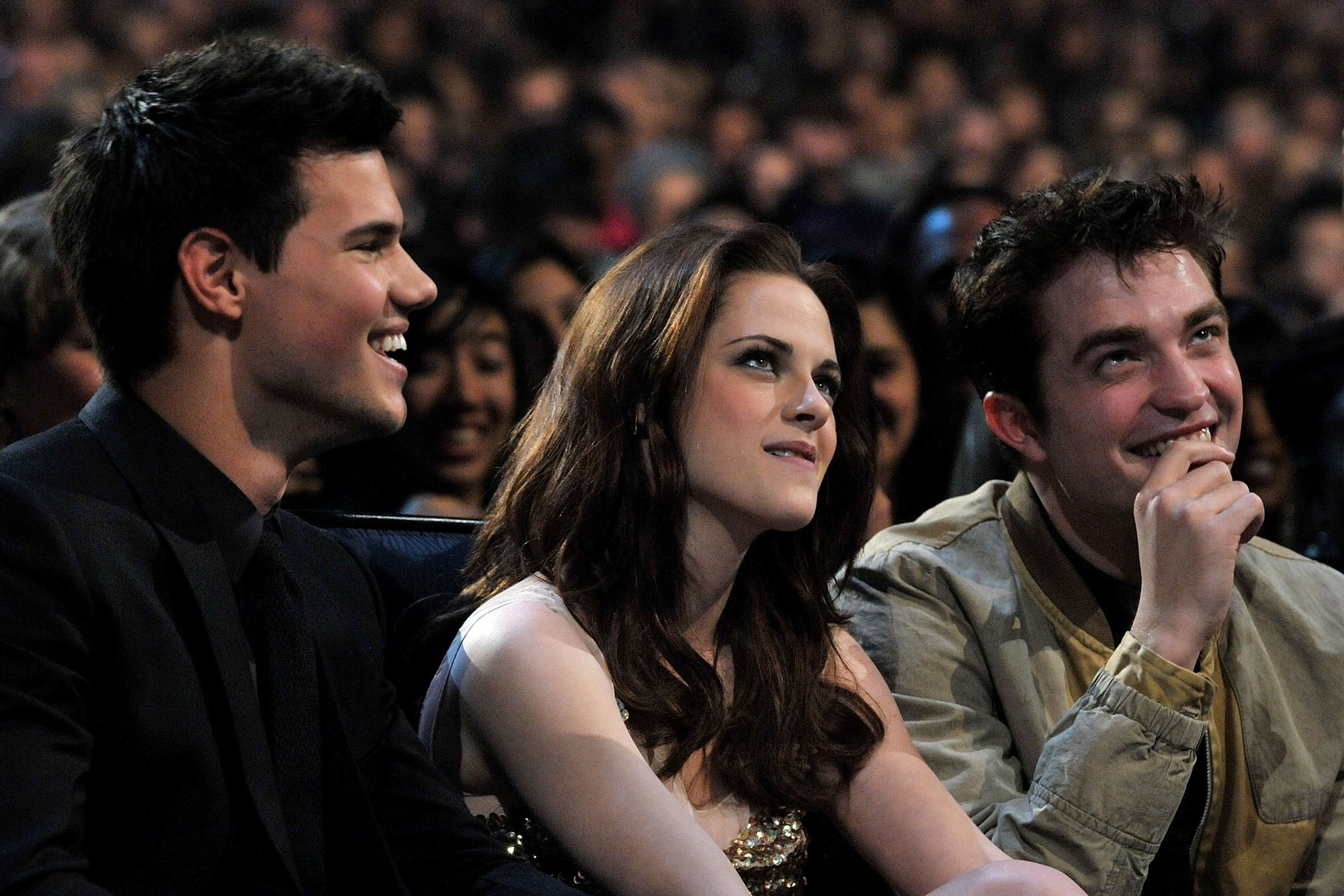Церемонии 2011. Тейлор Лотнер и Кристен Стюарт. Kristen Stewart Robert Pattinson - Taylor Lautner. Кристен Стюарт и Тейлор Лотнер фото.