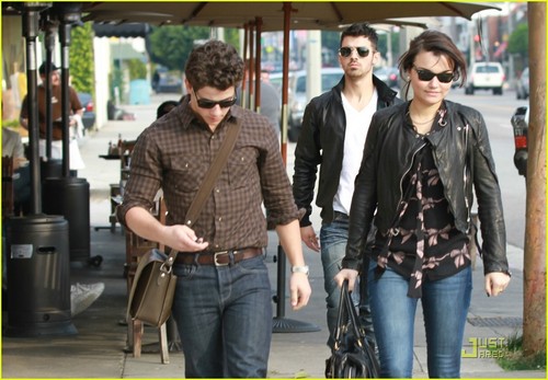  Joe Jonas & Nick Jonas : Lunch encontro, data with Samantha Barks (07.01.2011)