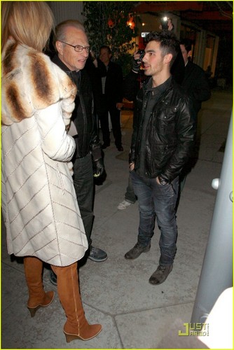  Joe Jonas: Sidewalk Chat with Larry King (05.01.2011)