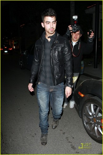  Joe Jonas: Sidewalk Chat with Larry King (05.01.2011)