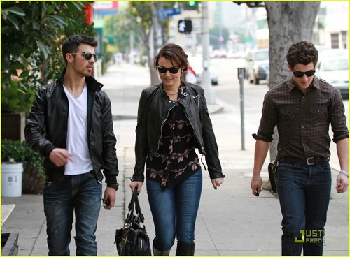  Nick Jonas & Joe Jonas: Lunch petsa with Samantha Barks (07.01.2011)
