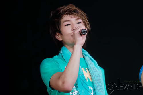  Onew at SHINee The 1st konser in Korea 110101