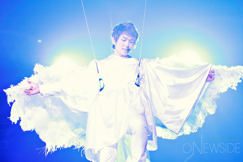  Onew at SHINee The 1st concierto in Korea 110102