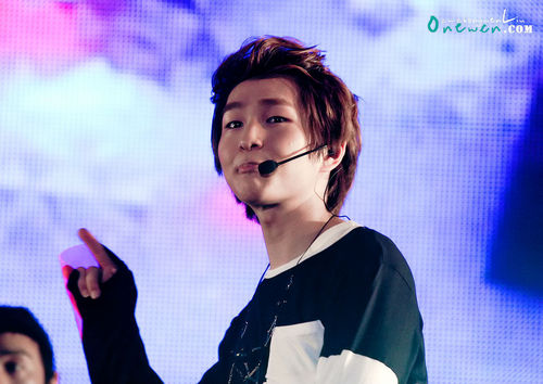  Onew at SHINee The 1st 音乐会 in Korea 110102