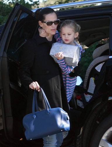 Violet Affleck: Mailbox Purse with Mommy!