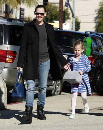 Violet Affleck: Mailbox Purse with Mommy!