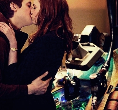  Bonnie & Damon ciuman Alaric's Party