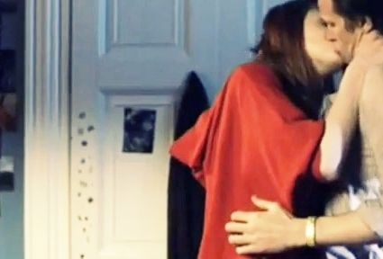  Bonnie & Damon baciare In Carolines House (5)