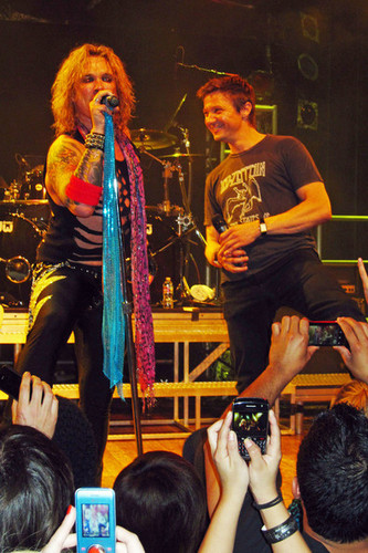  Jeremy Renner Performs with Steel harimau kumbang, panther - 2010