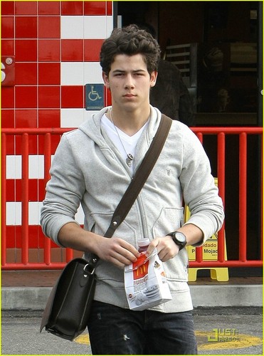  Nick Jonas: McDonald's Man (08.01.2011)