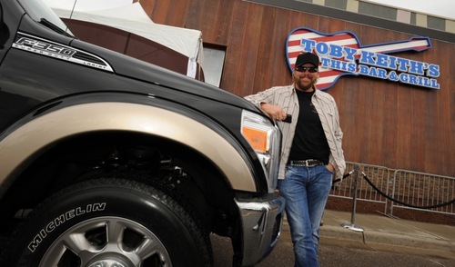  Toby Keith দেওয়ালপত্র with Ford Truck