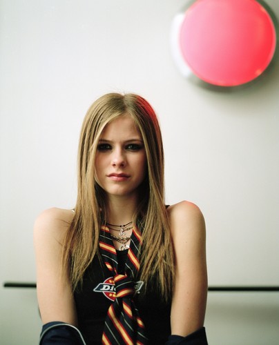  Avril Lavigne - Photoshoot #008: Under the katil (2002)