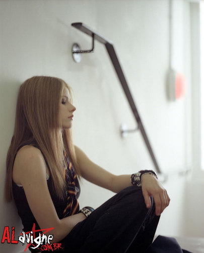  Avril Lavigne - Photoshoot #008: Under the постель, кровати (2002)