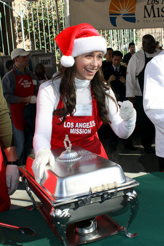 Jennifer hosts Christmas Eve @ The Los Angeles Mission