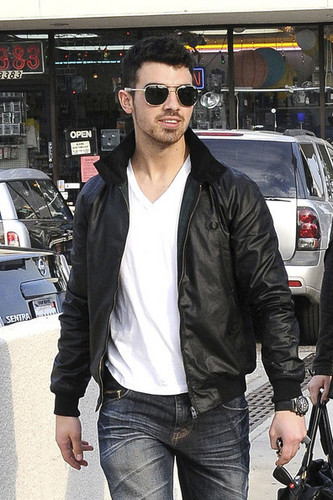  Joe Jonas In Wast Hollywood (07.01.2011)