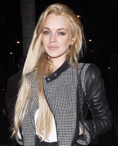  Lindsay Lohan enjoys a night out with mga kaibigan at Hal's Bar and Grill in Venice, California