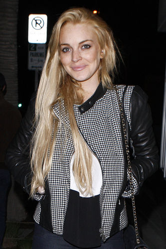  Lindsay Lohan enjoys a night out with دوستوں at Hal's Bar and Grill in Venice, California